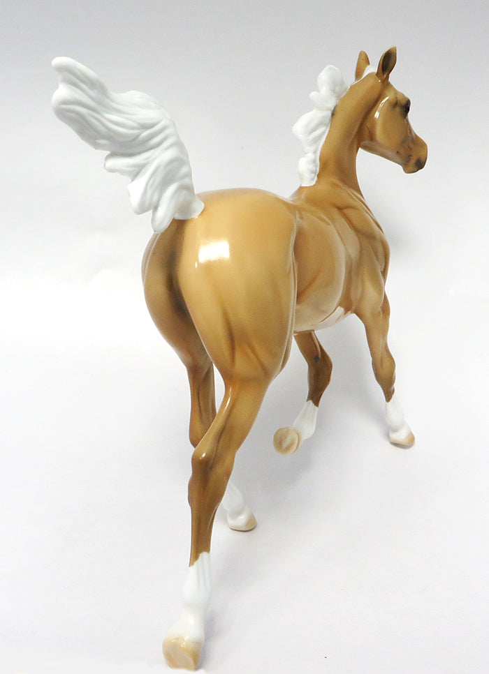 SUGABEE-LE-5 PALOMINO YEARLING MODEL HORSE ATOMIC LIVE