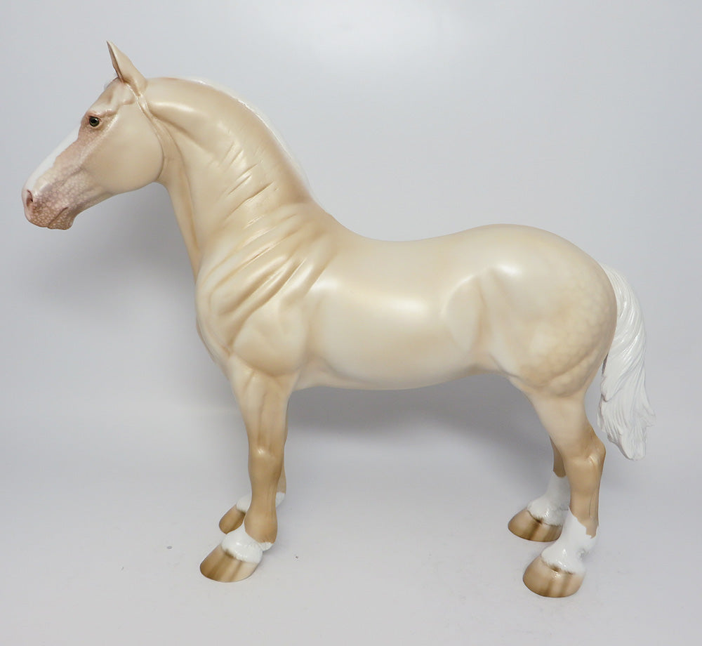 AMERICAN PIE-LE. 5 DAPPLED CREAM STANDNG DRAFTER BY JULIE KIEM EQ 2017