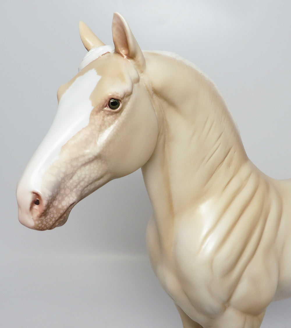 AMERICAN PIE-LE. 5 DAPPLED CREAM STANDNG DRAFTER BY JULIE KIEM EQ 2017