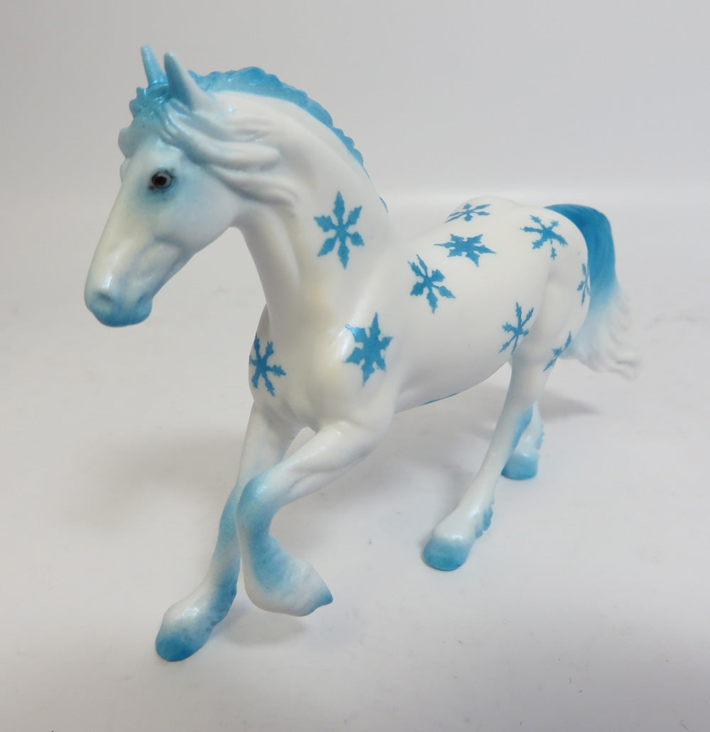 BREEZE-OOAK SNOWFLAKE DECORATOR FRESIAN CHIP WHS 17