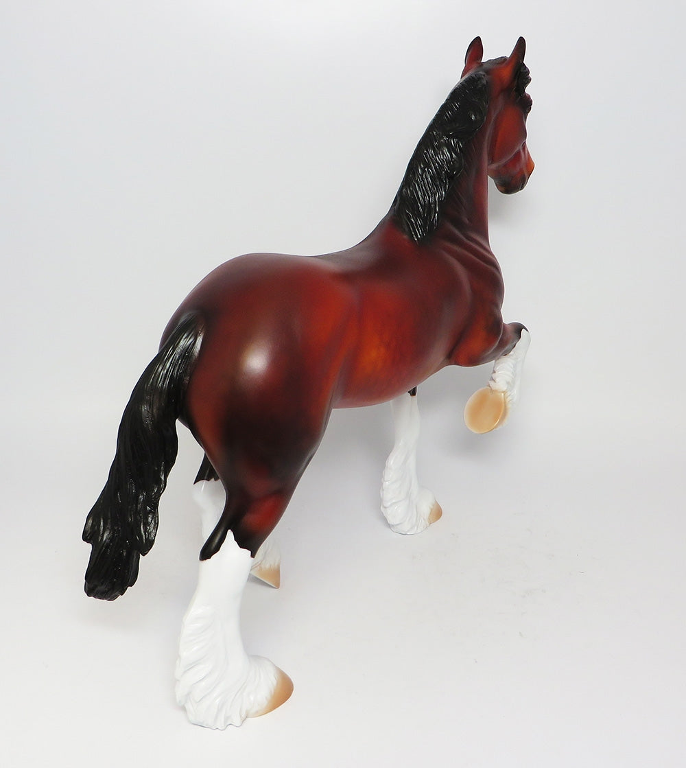 FREEDOM FLYER-LE15-BAY TROTTING DRAFTER MODEL HORSE EQ 2017