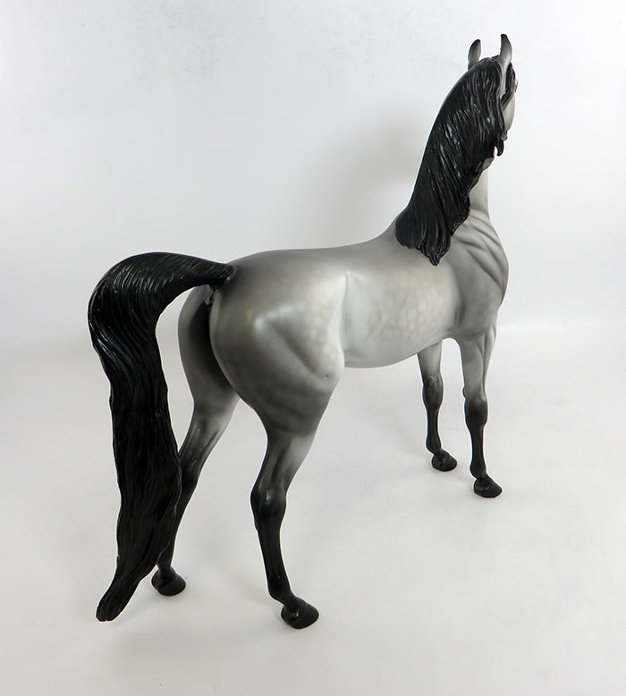 GENTLEMEN PREFER LEGS-OOAK DAPPLE GREY ARABIAN MODEL HORSE BY SHERYL LEISURE 2/5