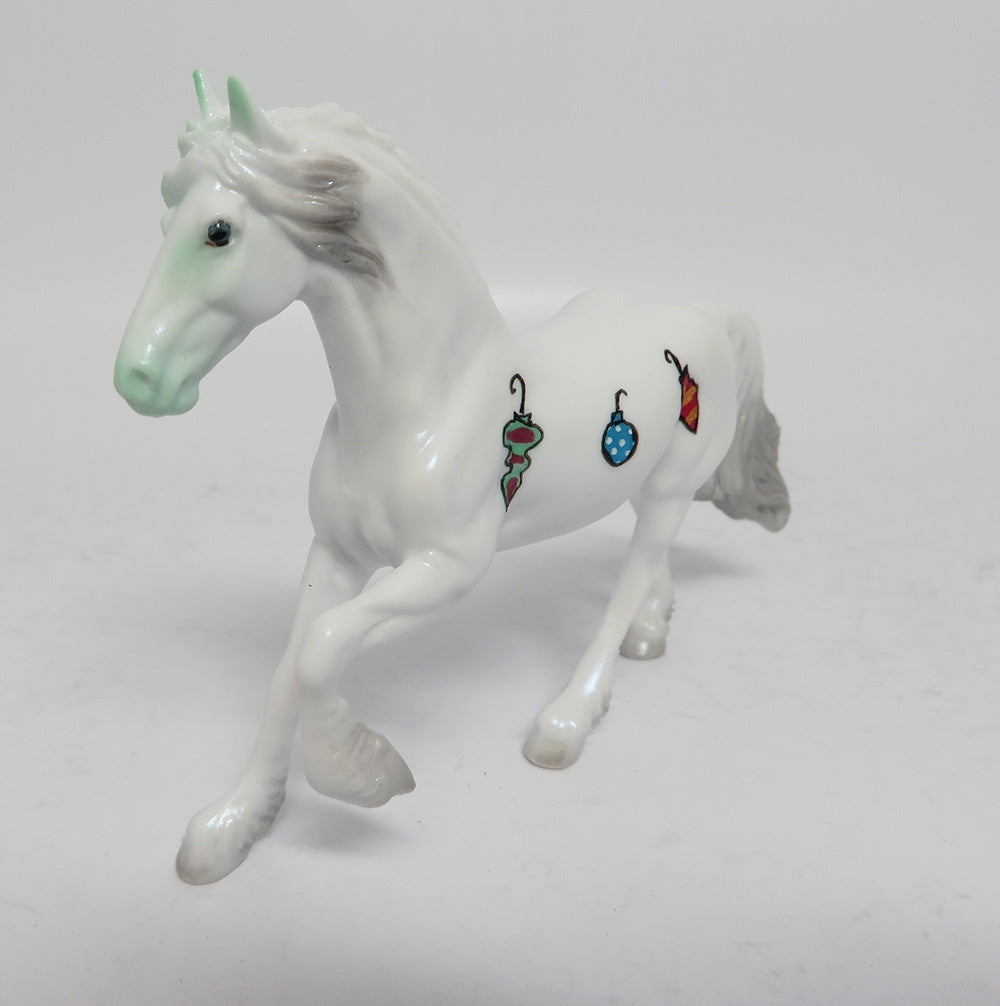 FELIZ NAVIDAD-LE-2 FRIESIAN DECORATOR CHIP MODEL HORSE WHS 2017