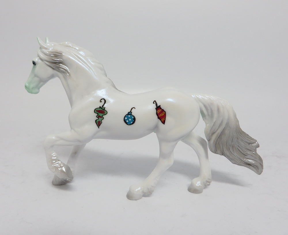 FELIZ NAVIDAD-LE-2 FRIESIAN DECORATOR CHIP MODEL HORSE WHS 2017
