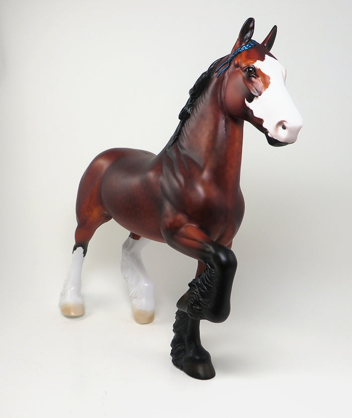 ADORE - OOAK BAY TROTTING DRAFTER MODEL HORSE - 2/5