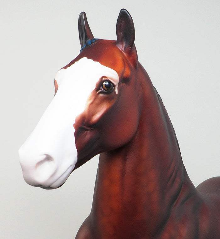 ADORE - OOAK BAY TROTTING DRAFTER MODEL HORSE - 2/5