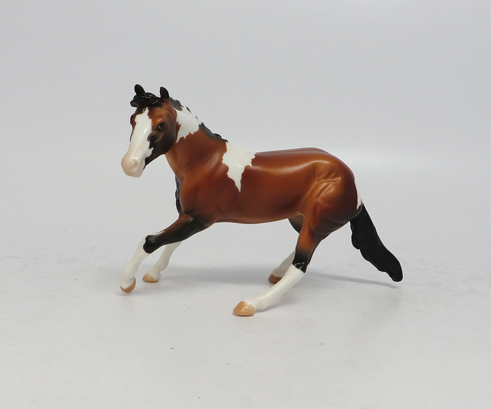 BUMP AND RUN-LE-5 LIGHT BAY PAINT CUTTER AND BLACK AND WHITE CALF MODEL HORSE SUPER BOWL SALE 2018