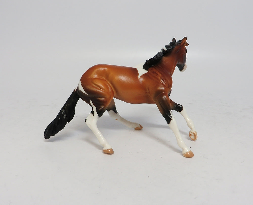 BUMP AND RUN-LE-5 LIGHT BAY PAINT CUTTER AND BLACK AND WHITE CALF MODEL HORSE SUPER BOWL SALE 2018
