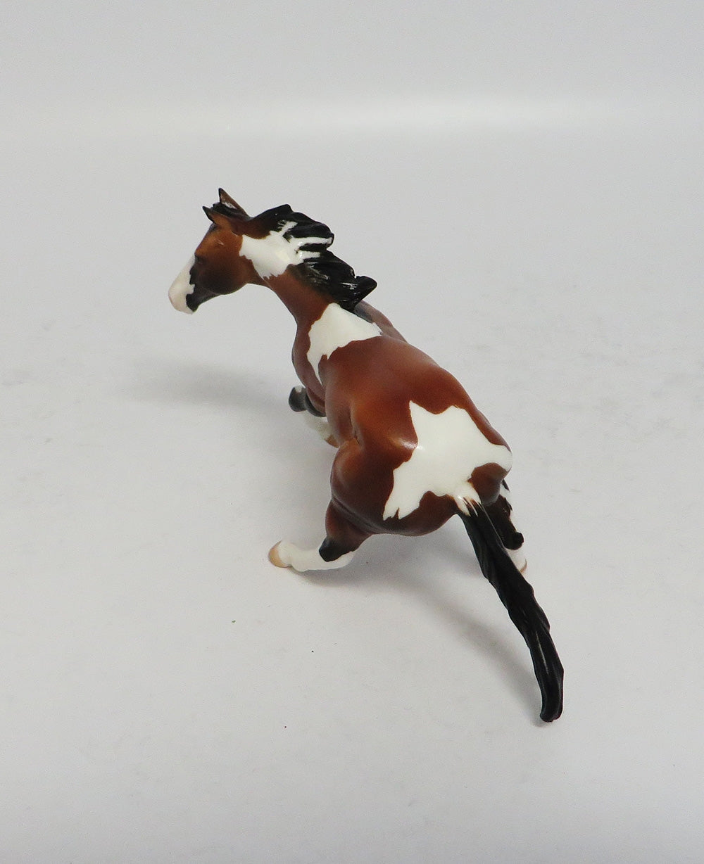 BUMP AND RUN-LE-5 LIGHT BAY PAINT CUTTER AND BLACK AND WHITE CALF MODEL HORSE SUPER BOWL SALE 2018