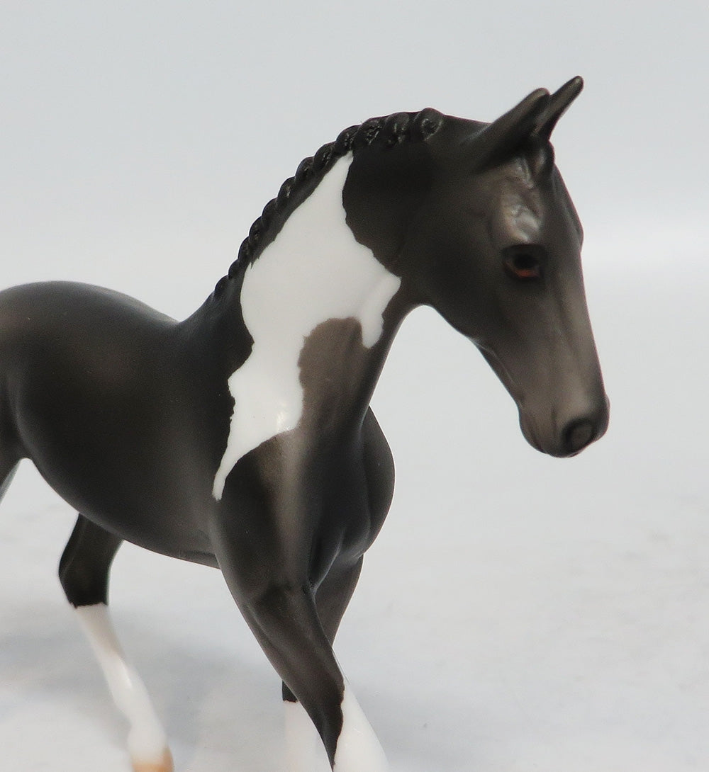 BIJOU-OOZK GREY ETCHED PAINT MODEL HORSE EQUINE AFFAIRE 2018