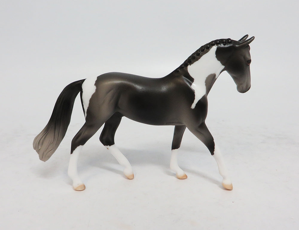 BIJOU-OOZK GREY ETCHED PAINT MODEL HORSE EQUINE AFFAIRE 2018