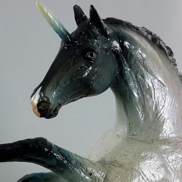 LELORE - Blue Roan Rearing Horse Gloss