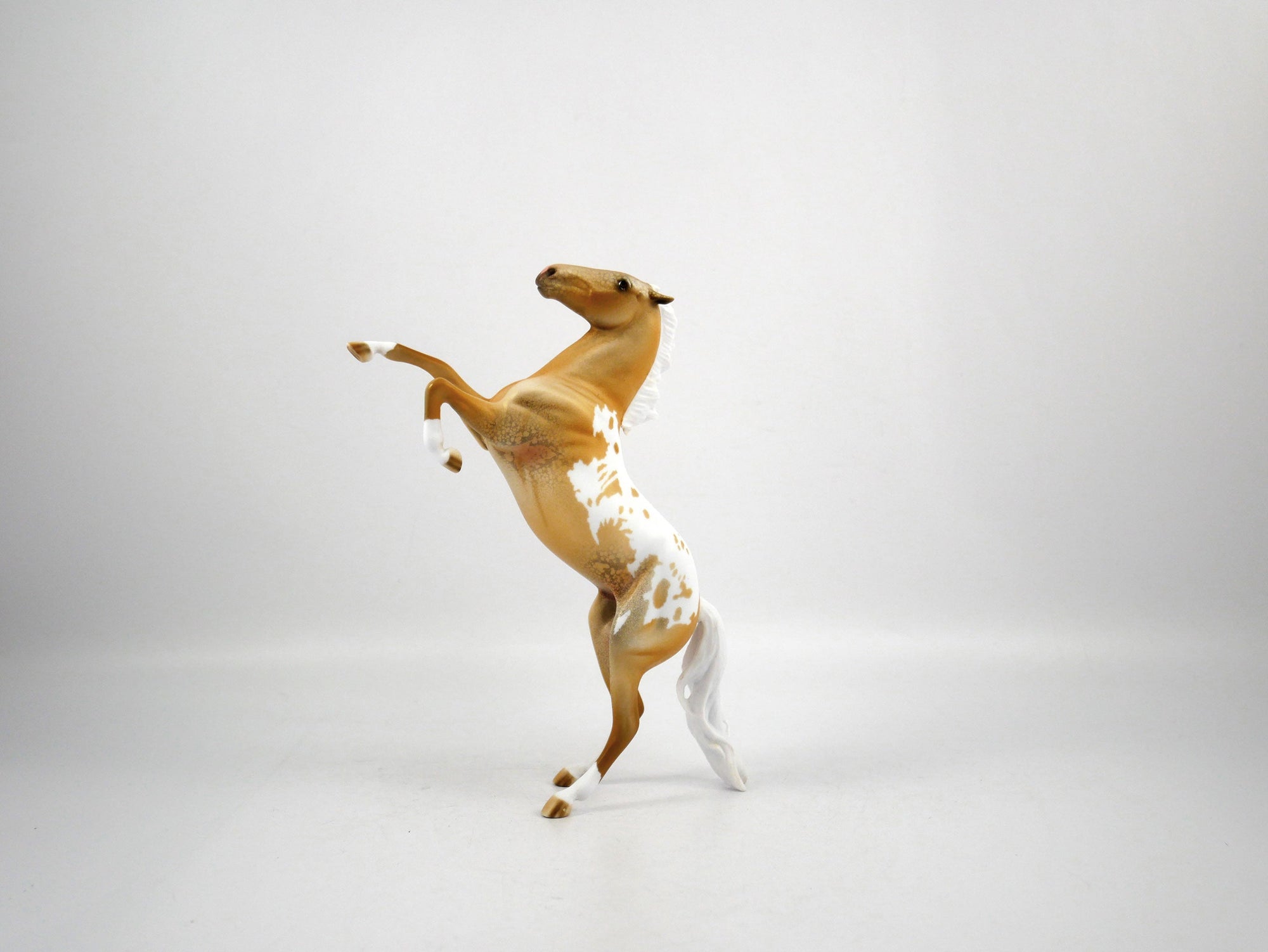 Heisman-LE-8 Palomino Rearing Pebbles SB21