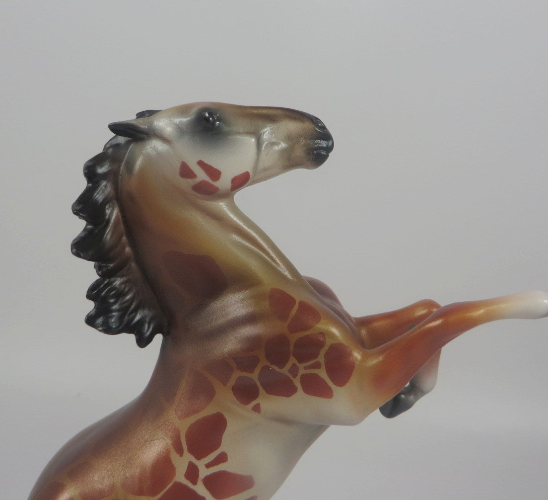 GIRAFFE -LE-10 GIRAFFE REARING PEBBLES BY MISSY FOX LHS 19