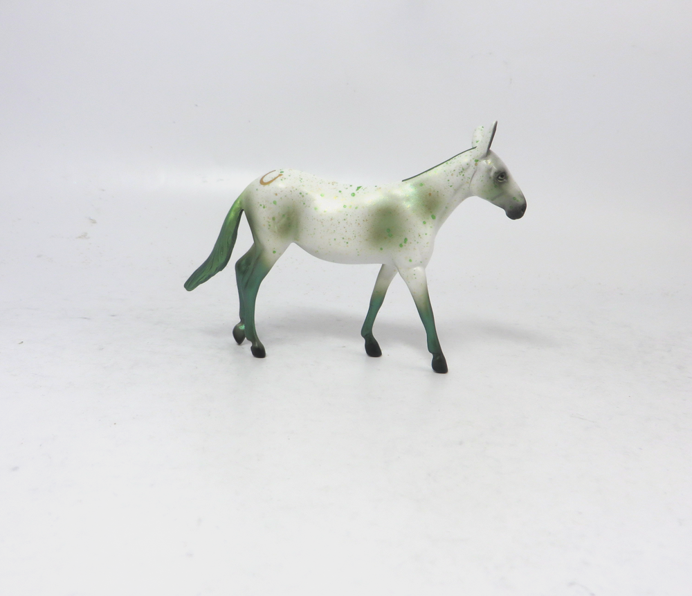 KISS ME I'M IRISH -- OOAK MULE CHIP ST. PATRICKS DAY DECORATOR BY MISSY FOX 2-25-19