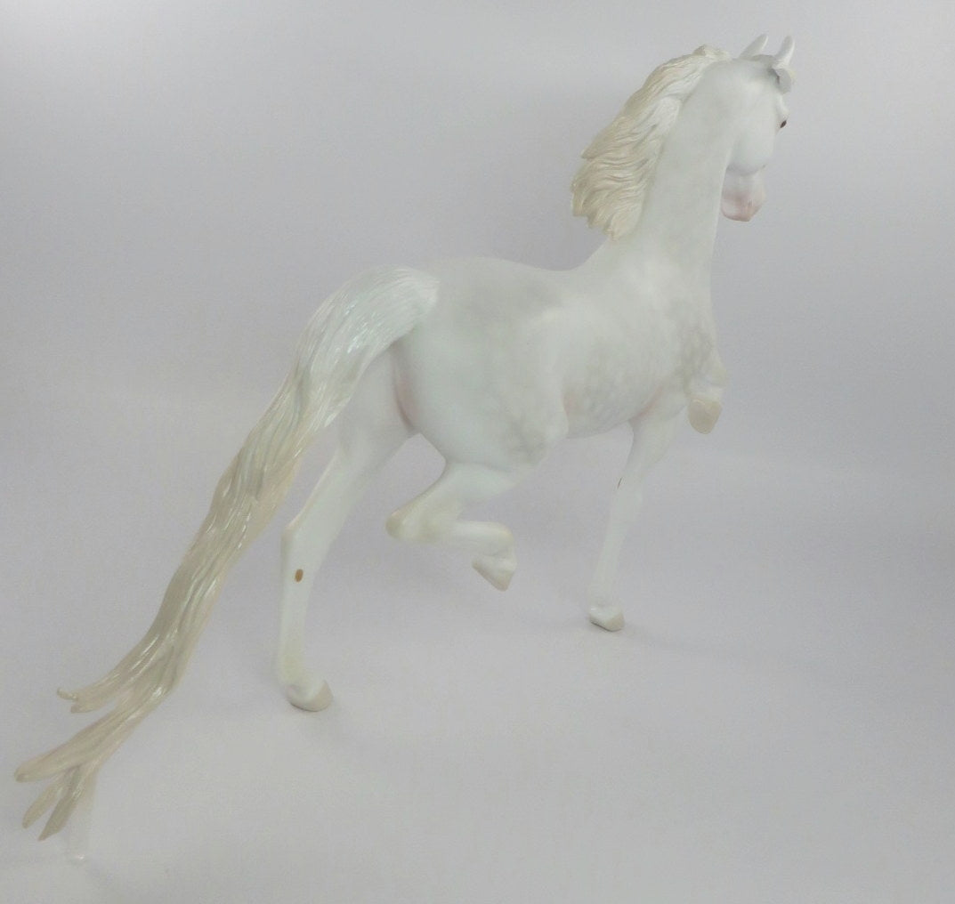 POLAR EXRPRESS-LE-7 DAPPLE WHITE SADDLEBRED MODEL HORSE WHS 19