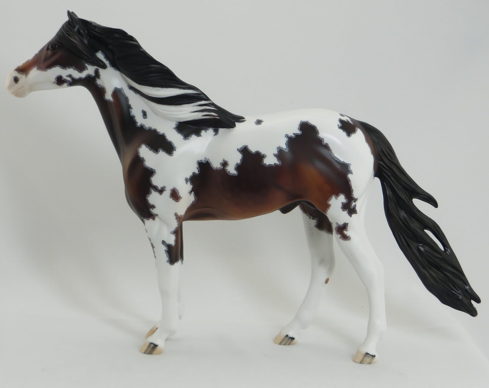 GLADSTONE - Bay Pinto Mustang Model Horse with Mapping - LE15 - 5/15