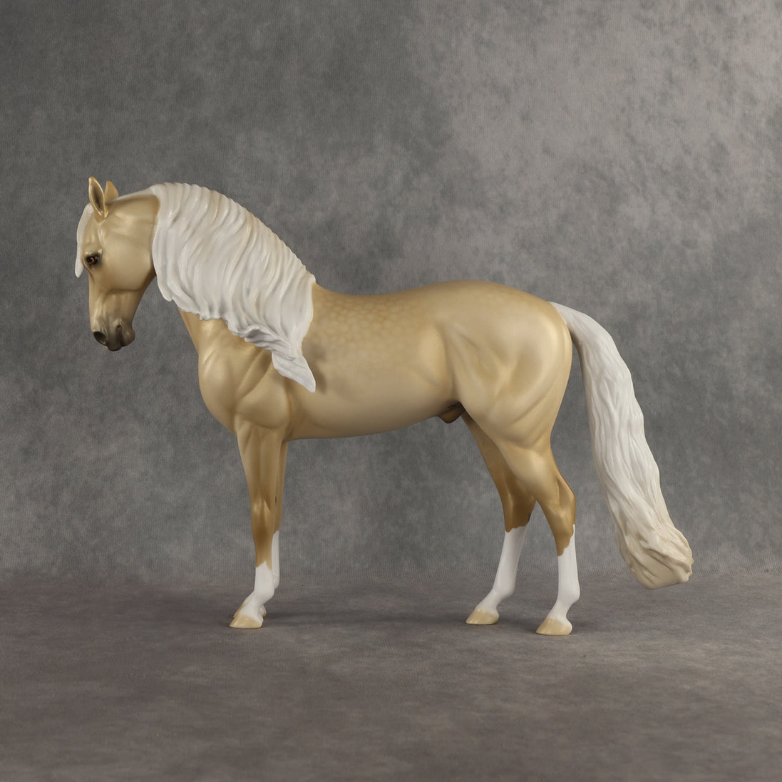 Glittering Gold Prize Model LE-10 FCM Andalusian by Ellen Robbins SHCF26