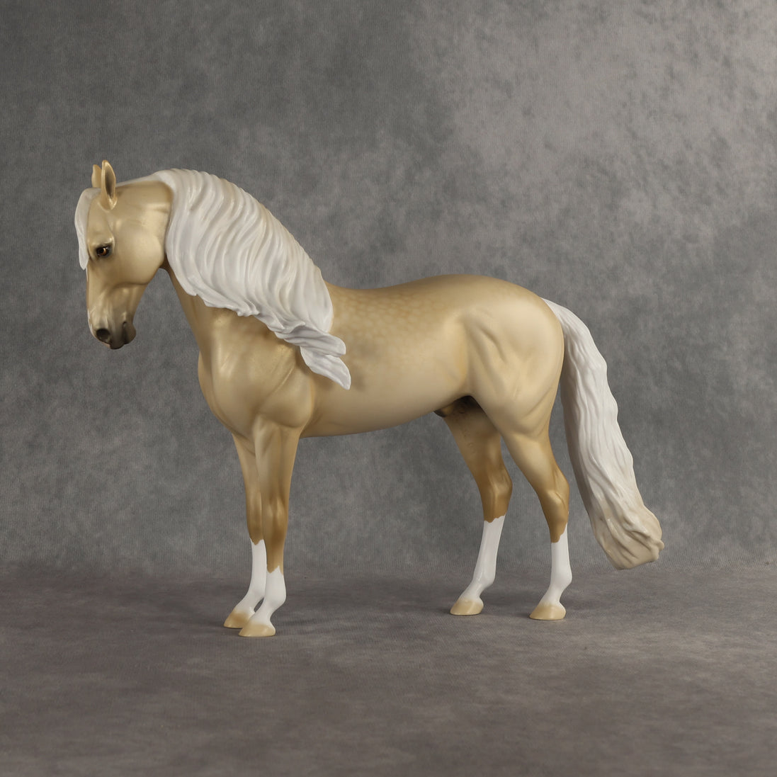 Glittering Gold Prize Model LE-10 FCM Andalusian by Ellen Robbins SHCF26