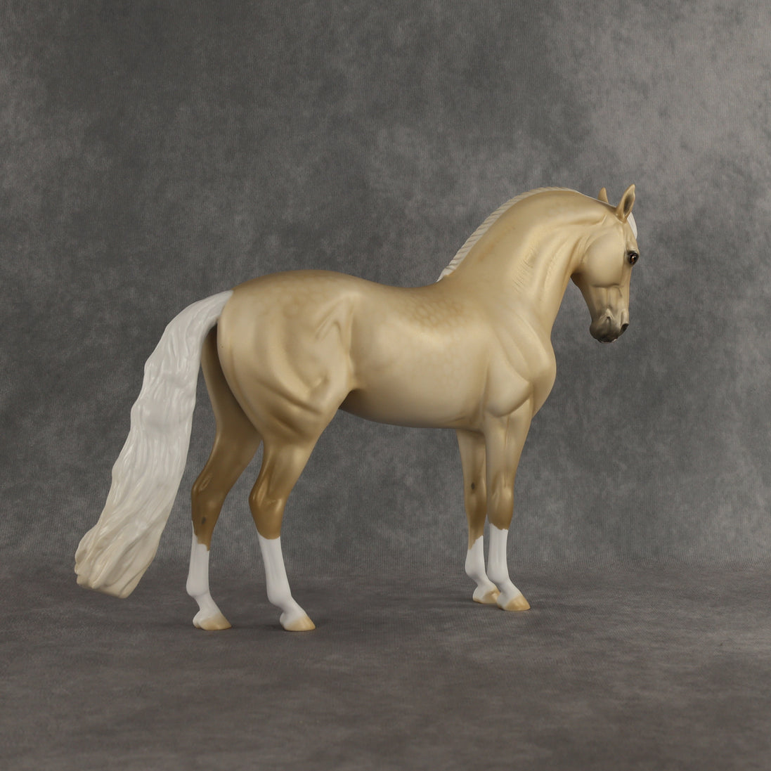 Glittering Gold Prize Model LE-10 FCM Andalusian by Ellen Robbins SHCF26