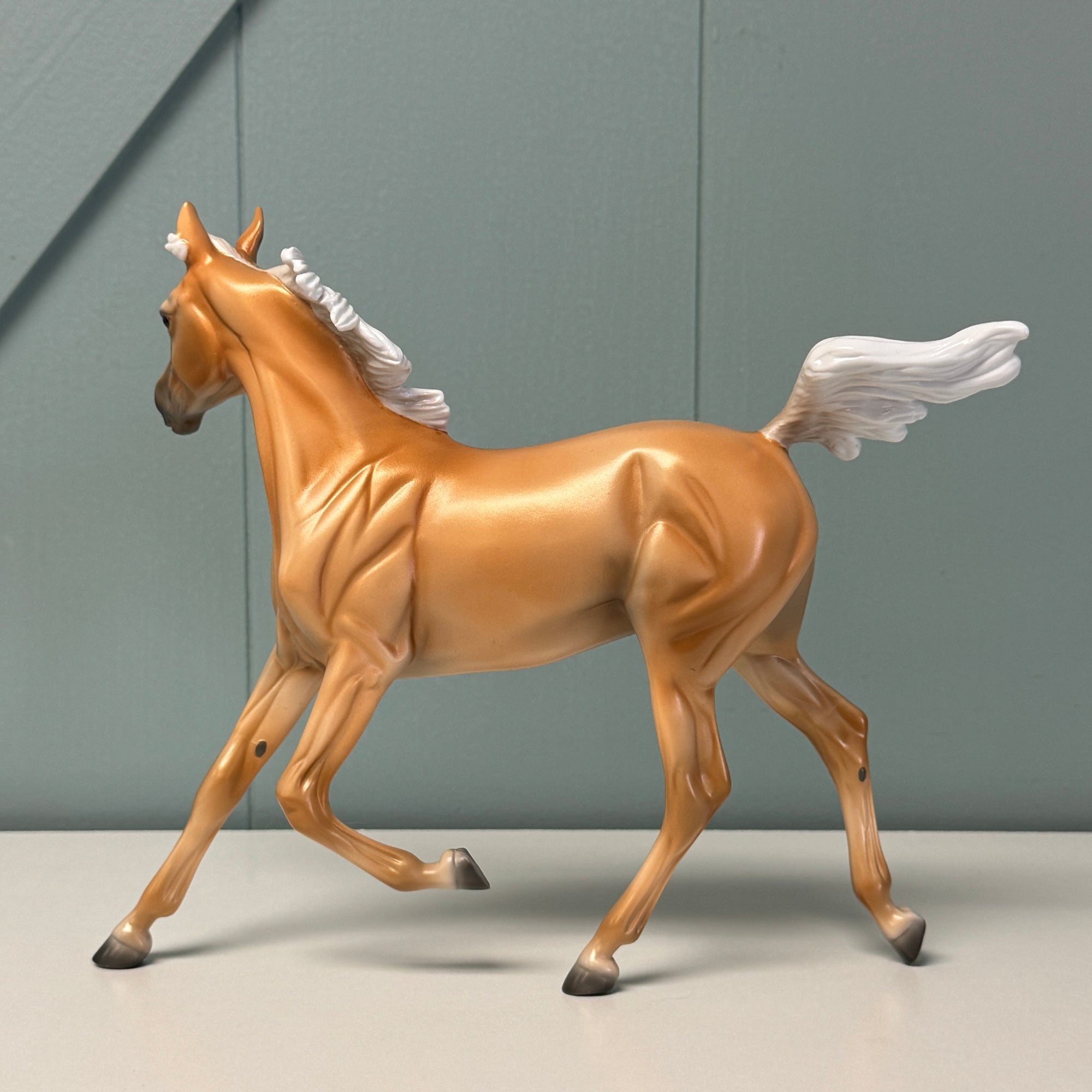 SAMPLE Initzi Customized Palomino Yearling By Jess Hamill ss1024