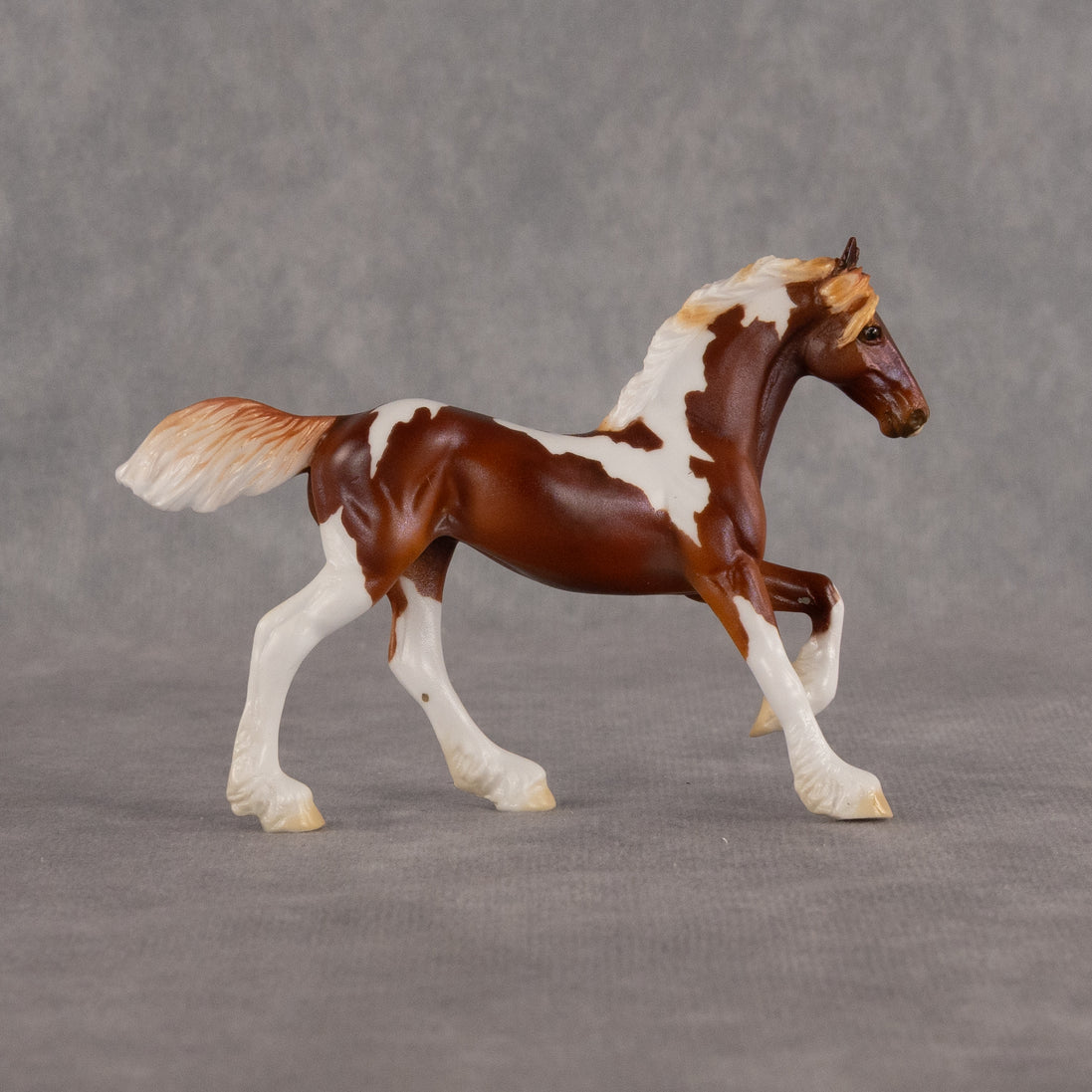 Mini Hyalophora LE-5 EFCM Chip Friesian by Ellen Robbins & Carissa Mathews Ro326