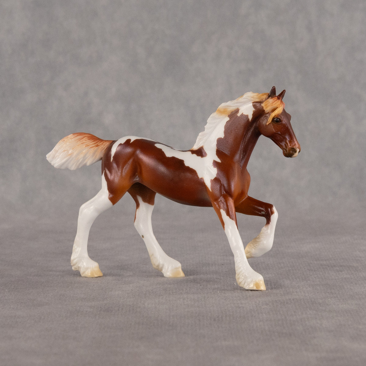 Mini Hyalophora LE-5 EFCM Chip Friesian by Ellen Robbins & Carissa Mathews Ro326