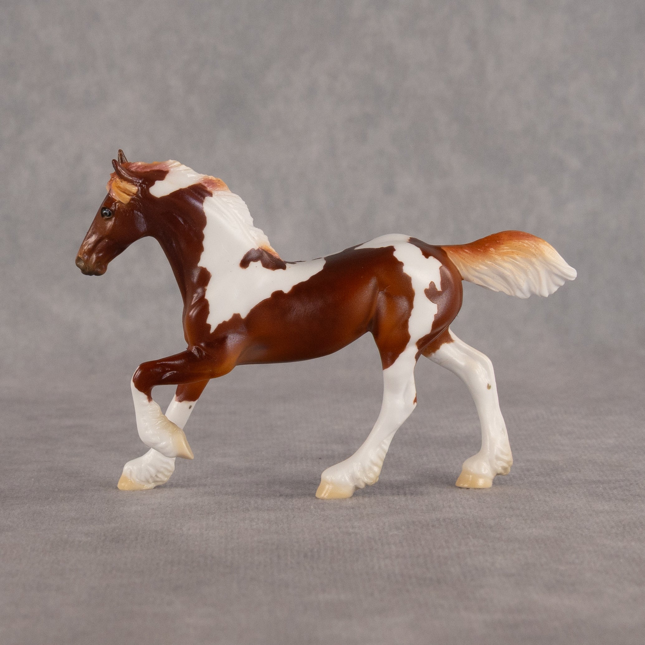 Mini Hyalophora LE-5 EFCM Chip Friesian by Ellen Robbins & Carissa Mathews Ro326