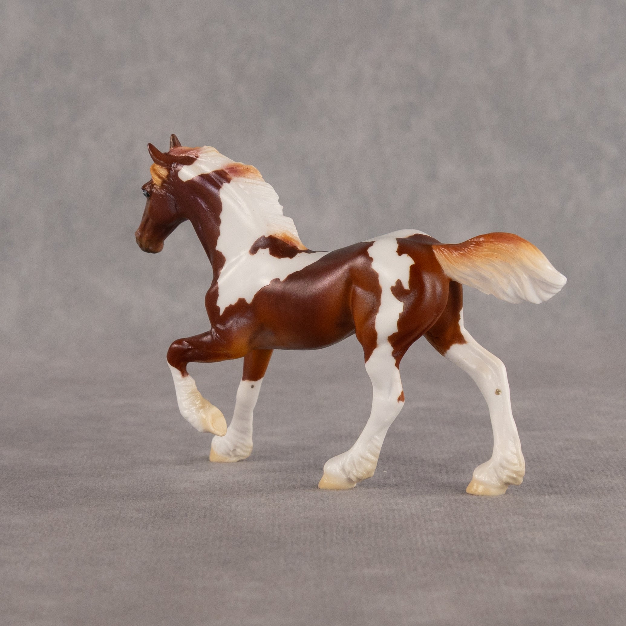 Mini Hyalophora LE-5 EFCM Chip Friesian by Ellen Robbins & Carissa Mathews Ro326