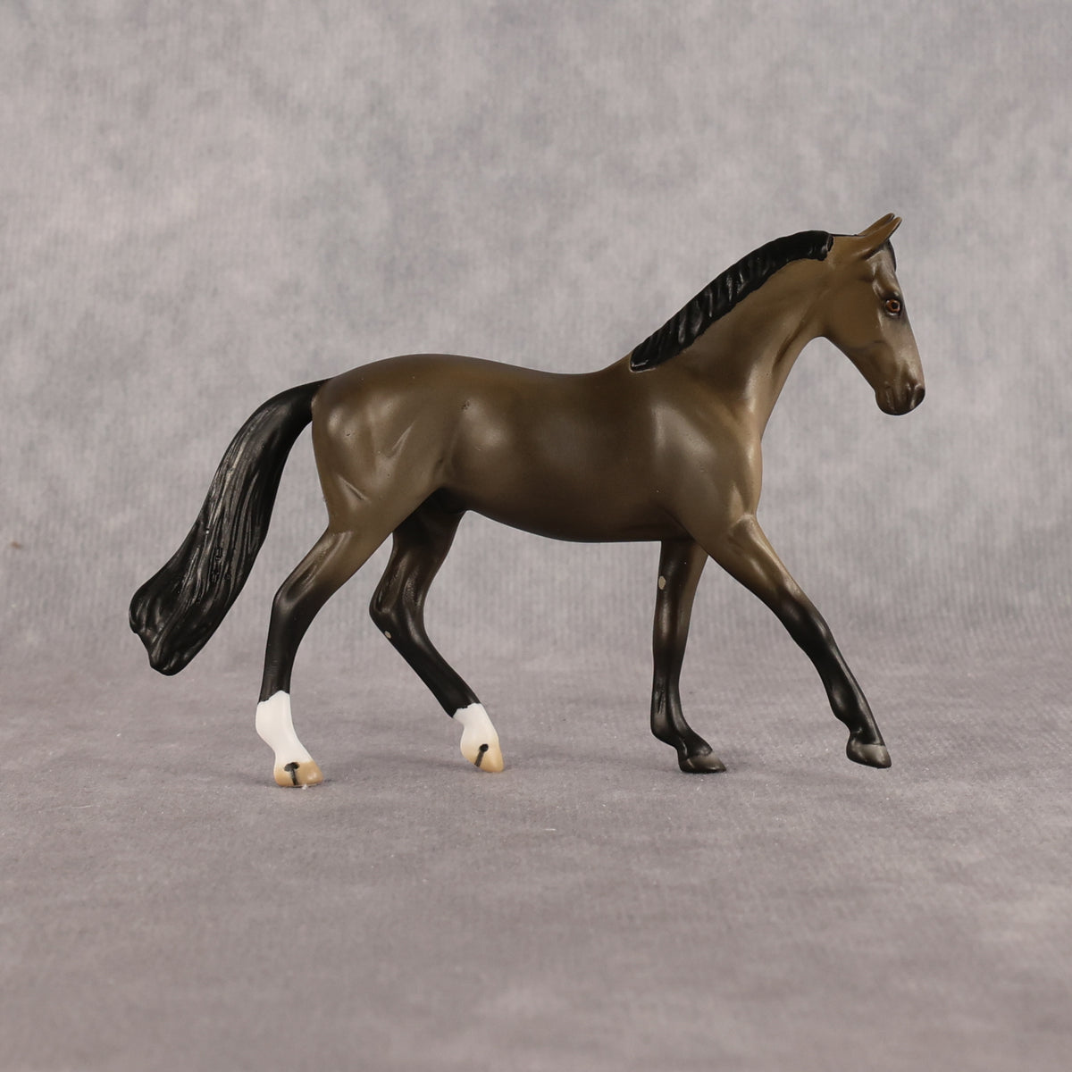 Socialite LE-10 Chip Warmblood by Anna Rieck LHS26