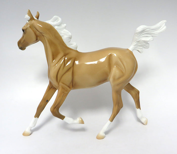 SUGABEE-LE-5 PALOMINO YEARLING MODEL HORSE ATOMIC LIVE