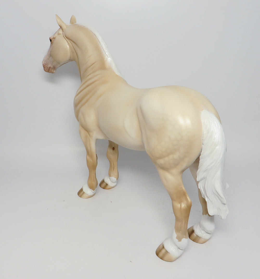 AMERICAN PIE-LE. 5 DAPPLED CREAM STANDNG DRAFTER BY JULIE KIEM EQ 2017