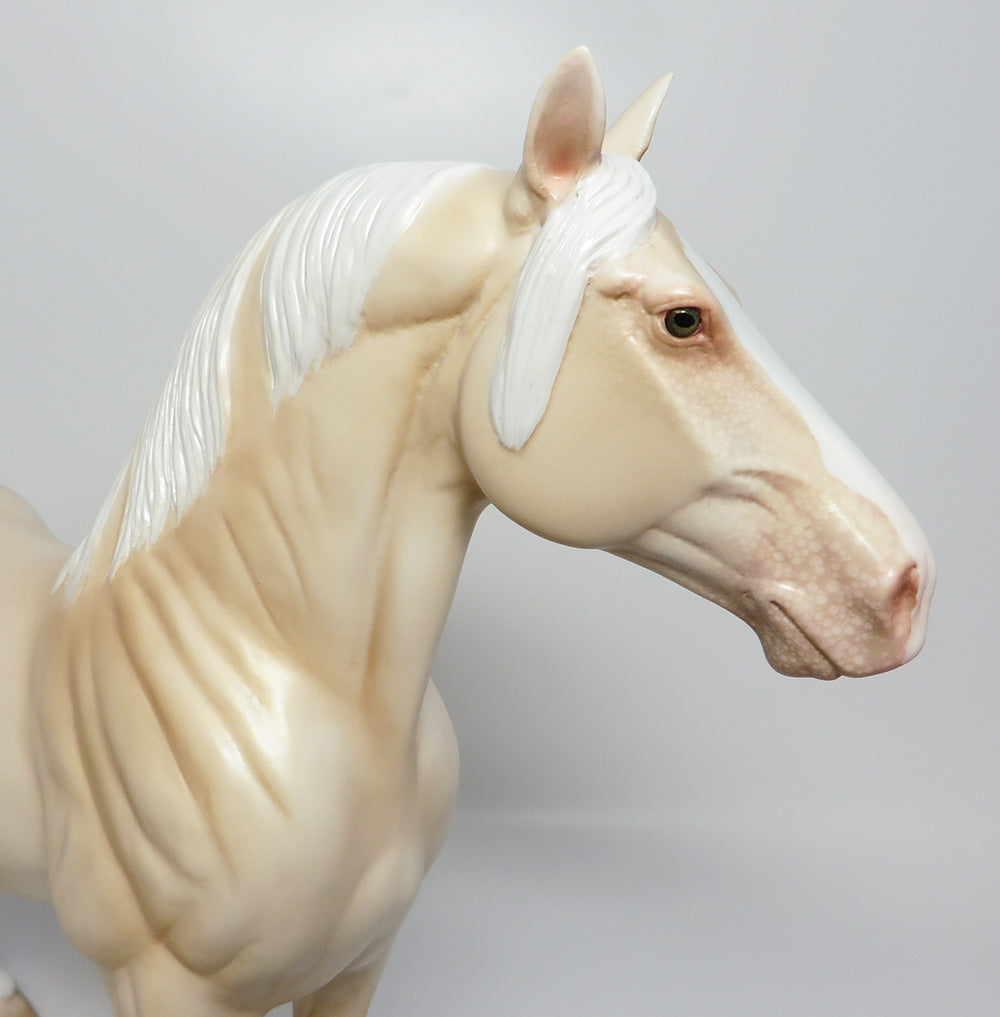 AMERICAN PIE-LE. 5 DAPPLED CREAM STANDNG DRAFTER BY JULIE KIEM EQ 2017