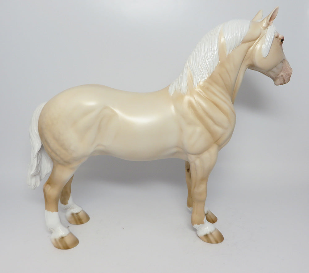 AMERICAN PIE-LE. 5 DAPPLED CREAM STANDNG DRAFTER BY JULIE KIEM EQ 2017