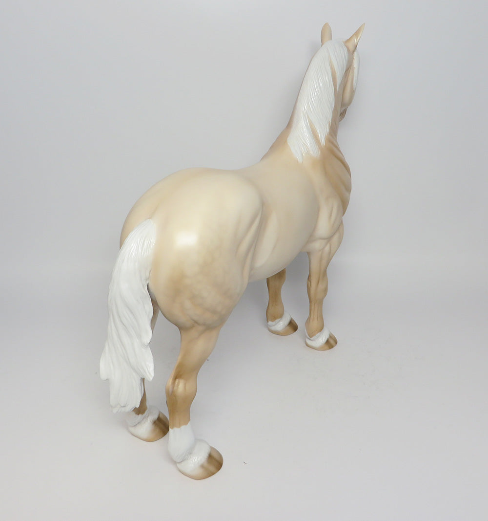 AMERICAN PIE-LE. 5 DAPPLED CREAM STANDNG DRAFTER BY JULIE KIEM EQ 2017