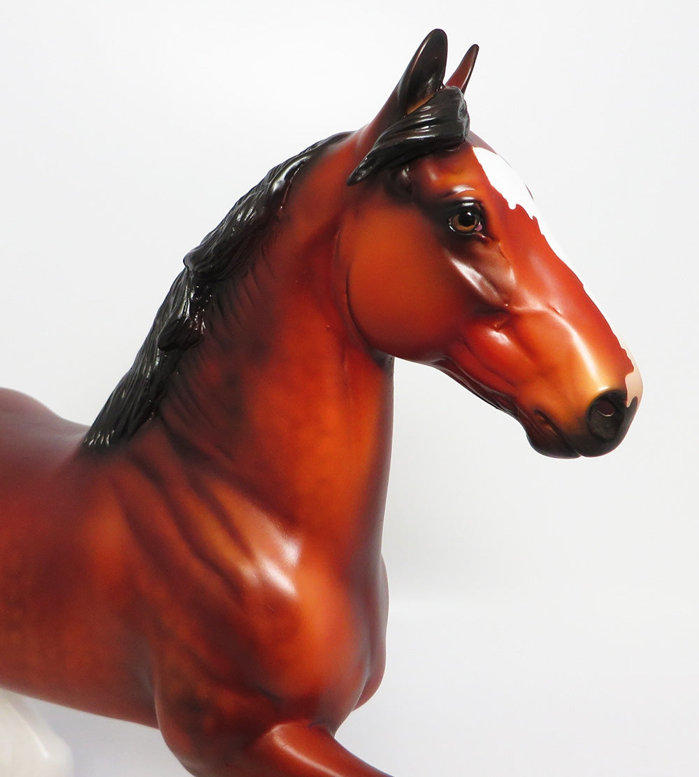 FREEDOM FLYER-LE15-BAY TROTTING DRAFTER MODEL HORSE EQ 2017