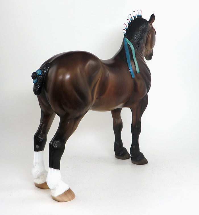 ONE-OF-A-KIND MODEL HORSE.