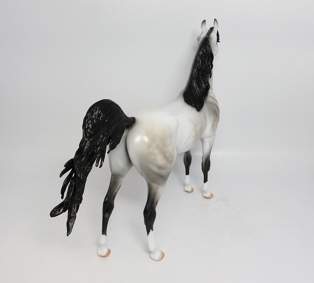 GABRIEL-LE-5 DAPPLE GREY ARABIAN MODEL HORSE WHS 2017