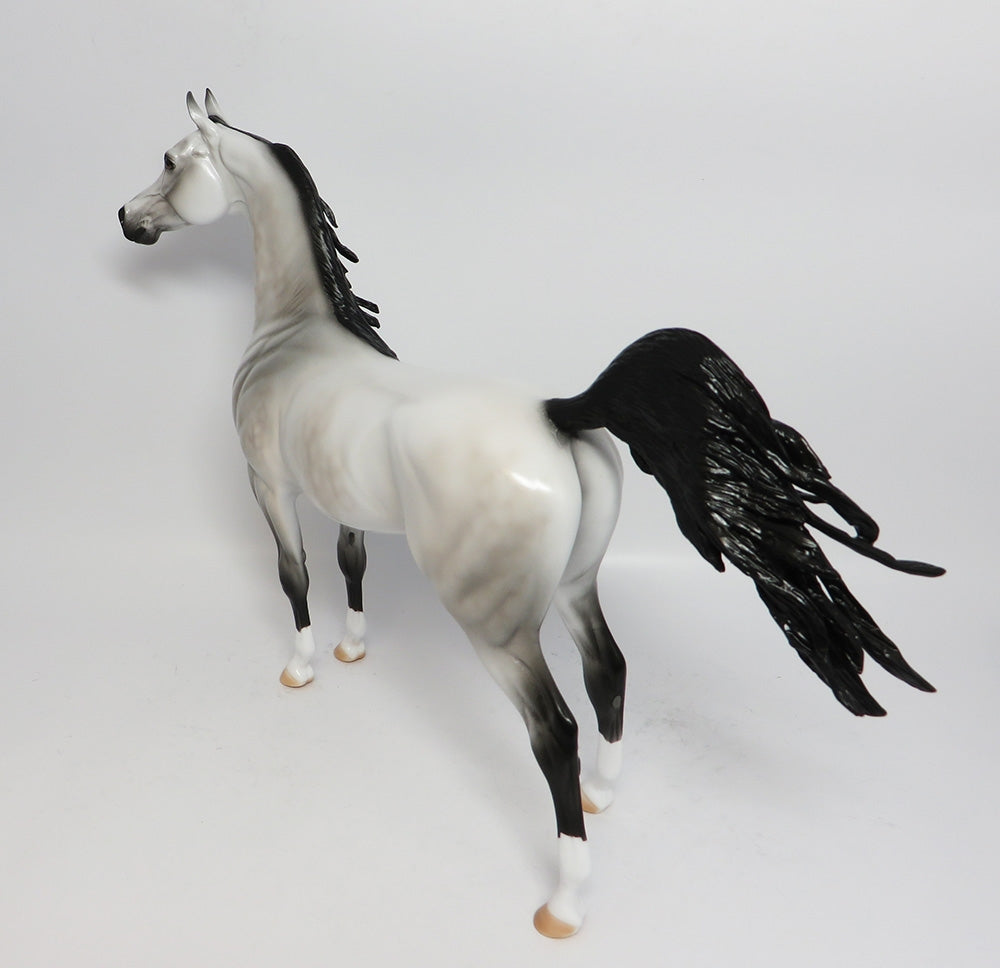 GABRIEL-LE-5 DAPPLE GREY ARABIAN MODEL HORSE WHS 2017