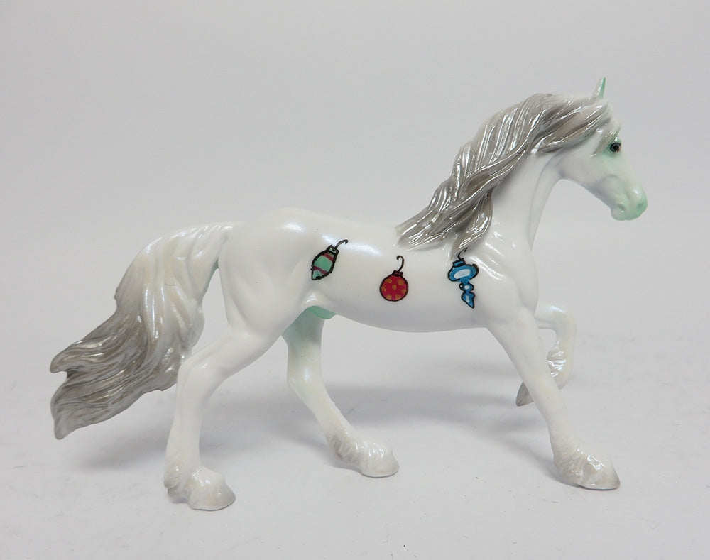 FELIZ NAVIDAD-LE-2 FRIESIAN DECORATOR CHIP MODEL HORSE WHS 2017
