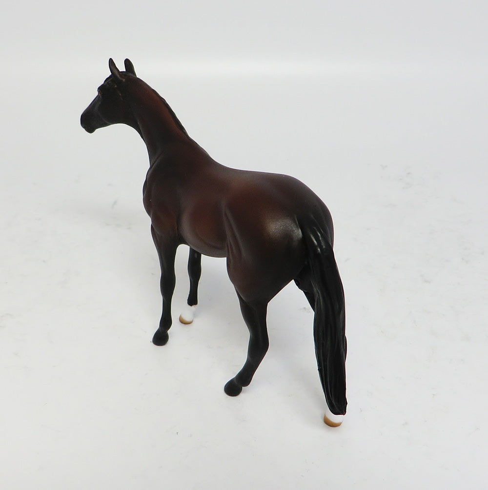 RUN FOR THE ROSES~OOAK BAY THOROUGHBRED CHIP MODEL HORSE 5/18/17