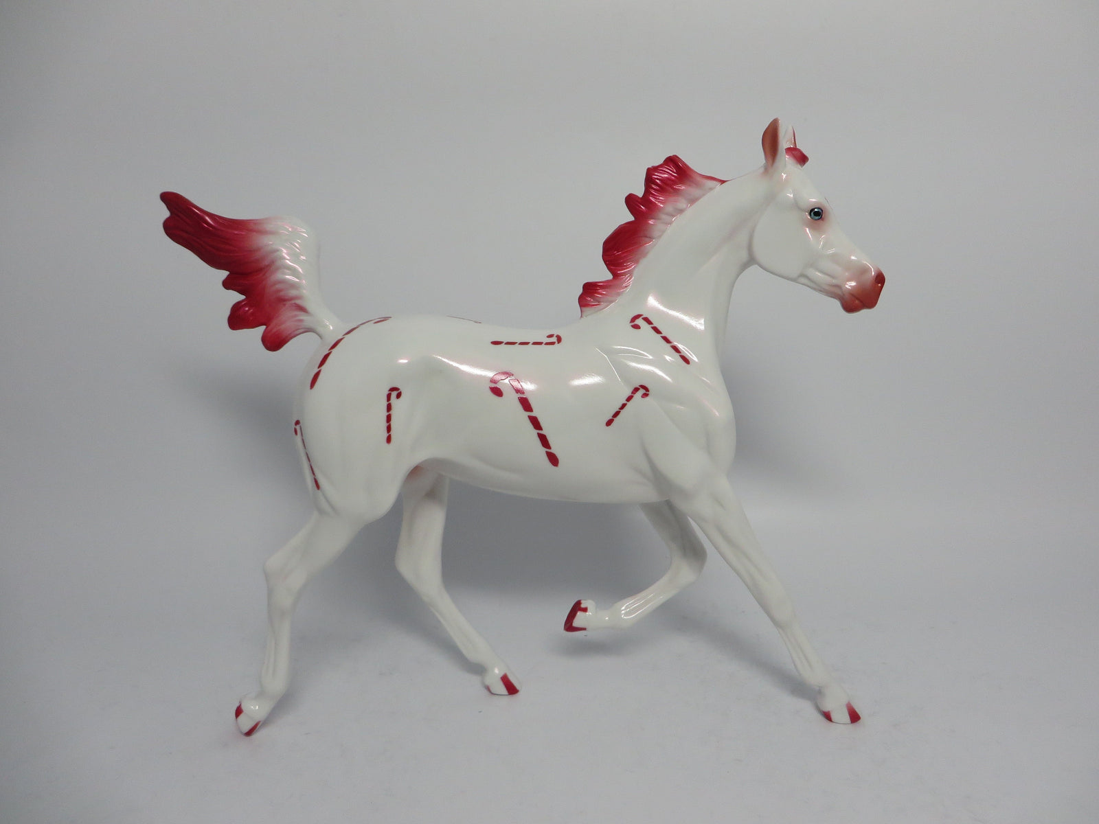 SUGAR SOCKS-LE-2 CANDY CANE YEARLING DECORATOR MODEL HORSE WHS 2017