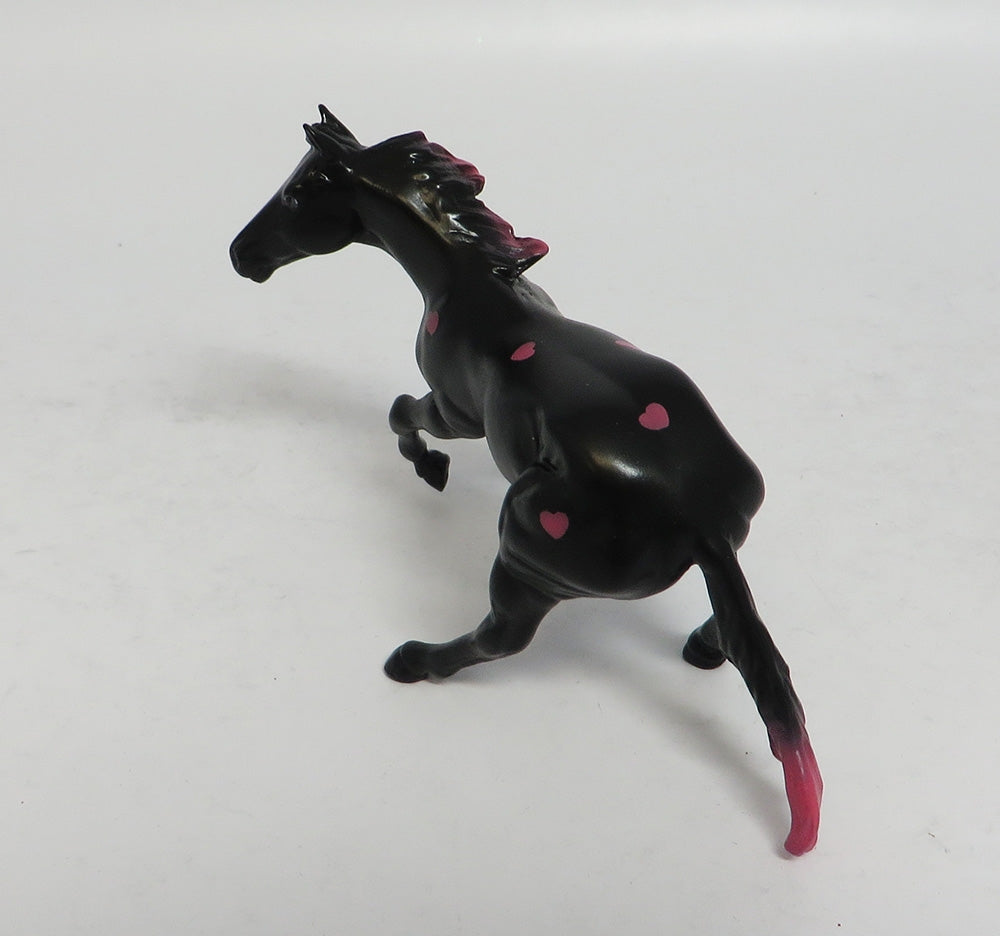 BLACK HEART-OOAK PINK AND BLACK HEART DECORATOR CUTTER MODEL HORSE 1-4-18
