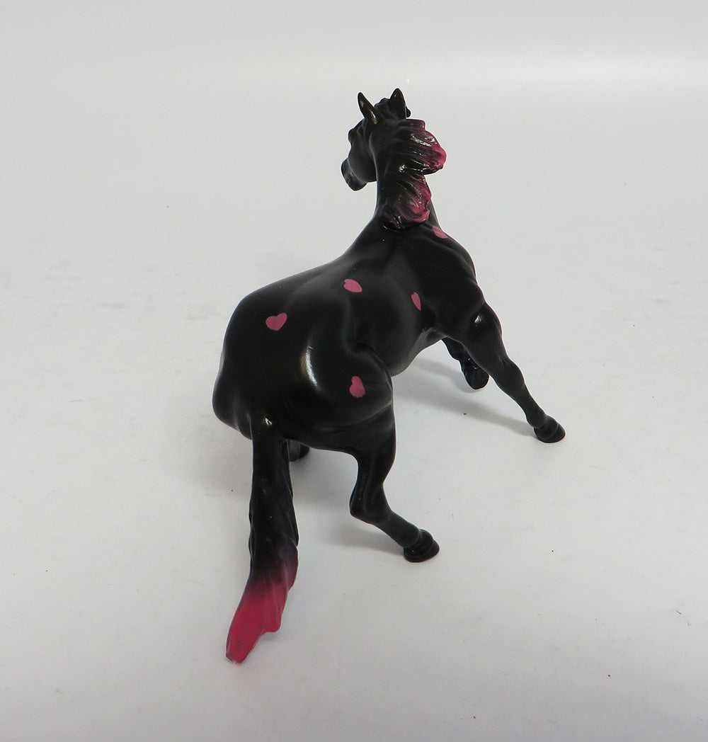 BLACK HEART-OOAK PINK AND BLACK HEART DECORATOR CUTTER MODEL HORSE 1-4-18