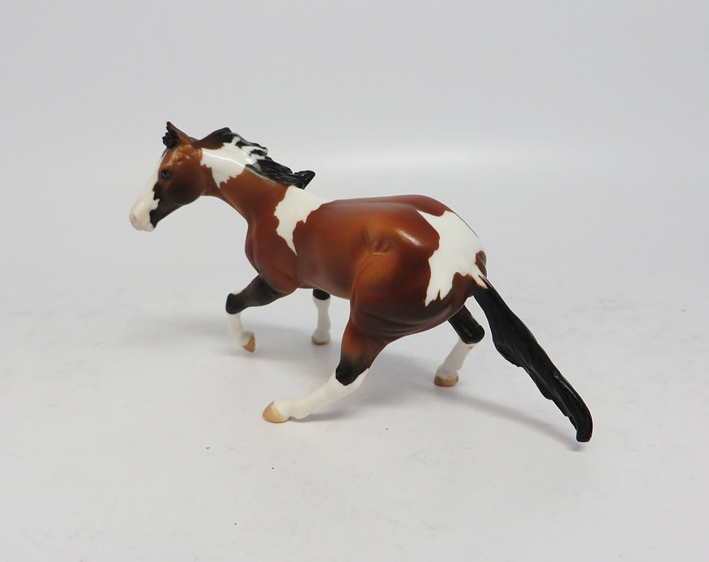BUMP AND RUN-LE-5 LIGHT BAY PAINT CUTTER AND BLACK AND WHITE CALF MODEL HORSE SUPER BOWL SALE 2018