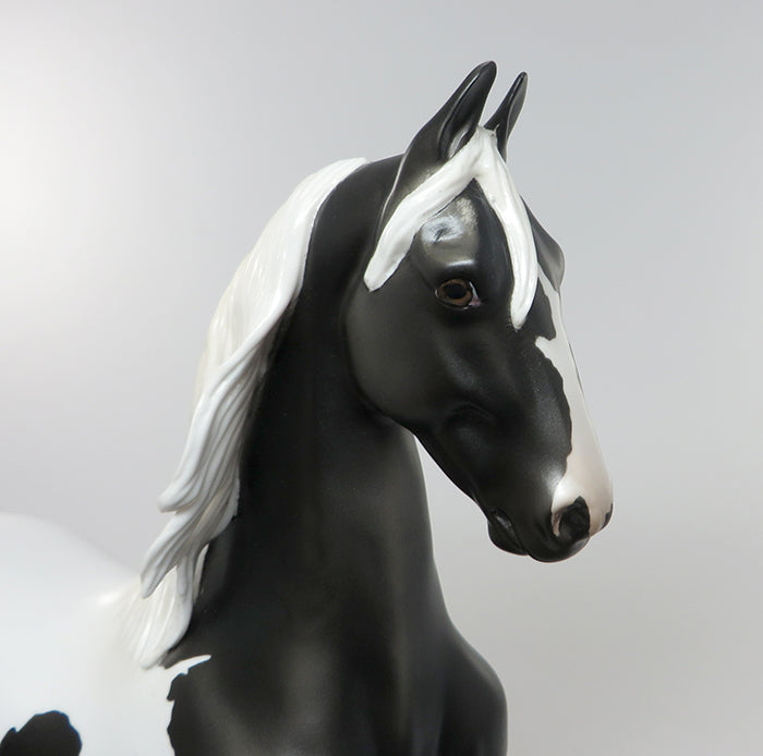ROLLER-OOAK BLACK AND WHITE PAINT SADDLEBRED MODEL HORSE 8/18