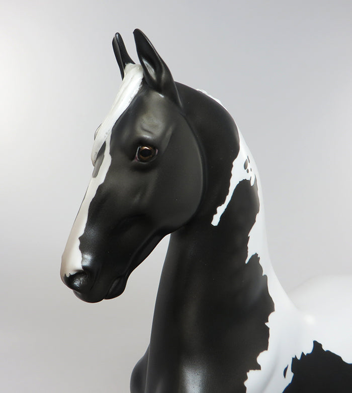 ROLLER-OOAK BLACK AND WHITE PAINT SADDLEBRED MODEL HORSE 8/18