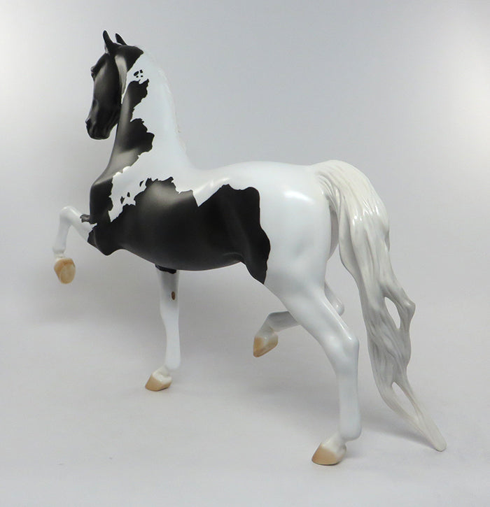 ROLLER-OOAK BLACK AND WHITE PAINT SADDLEBRED MODEL HORSE 8/18