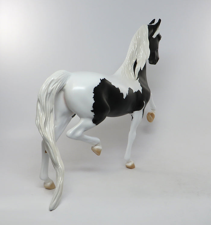ROLLER-OOAK BLACK AND WHITE PAINT SADDLEBRED MODEL HORSE 8/18