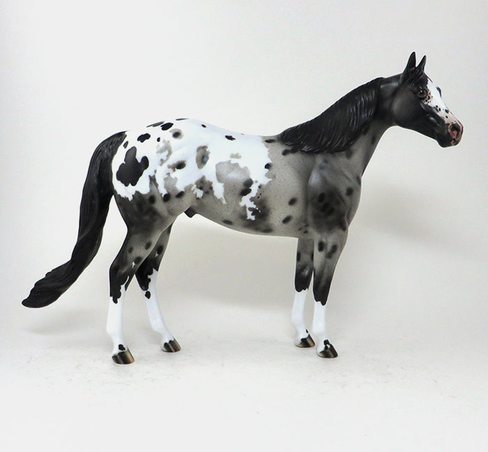 BLACK MODEL HORSE